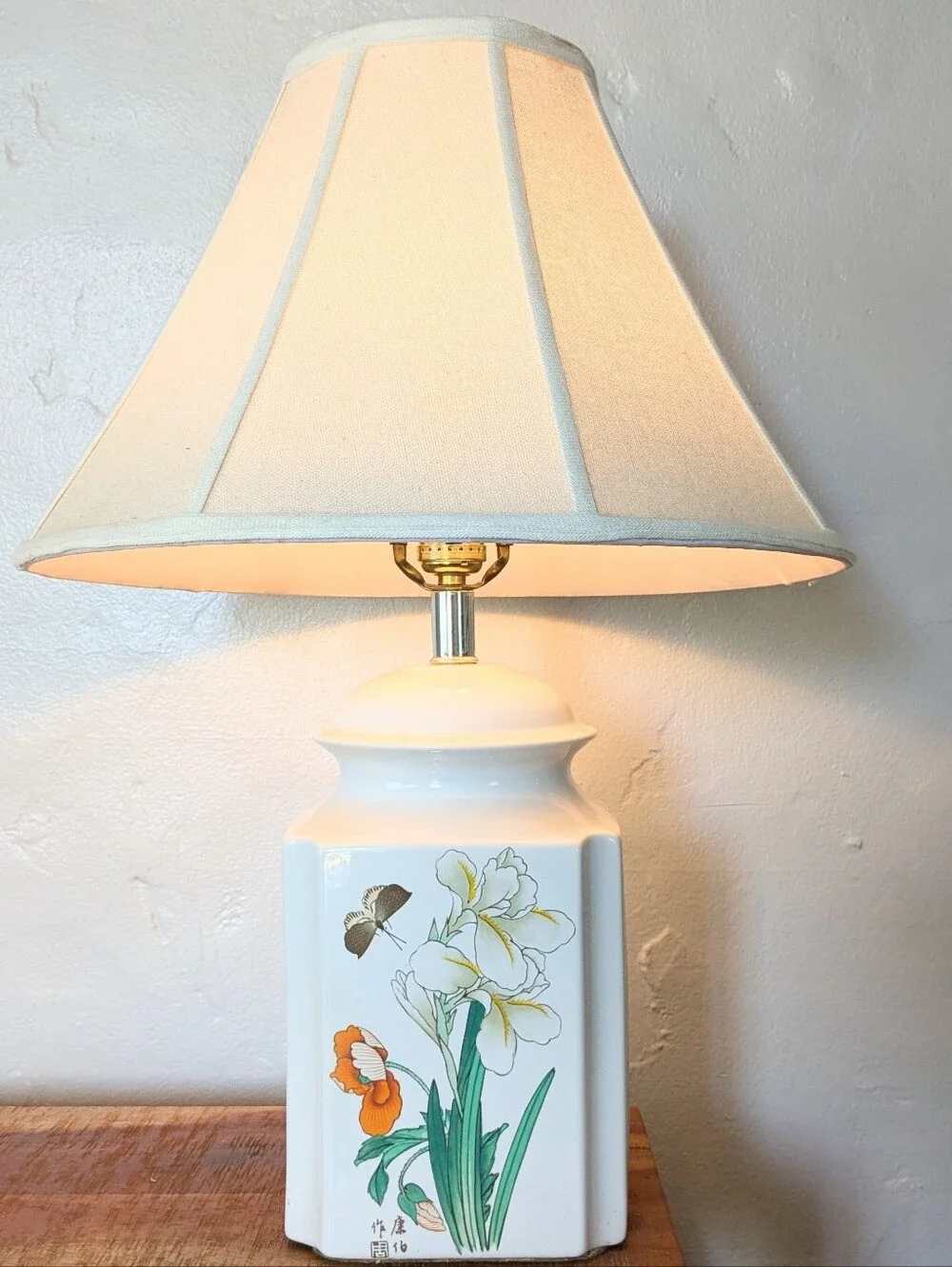 Vintage Cream Ceramic Table Lamp Floral Butterfly Design 23
